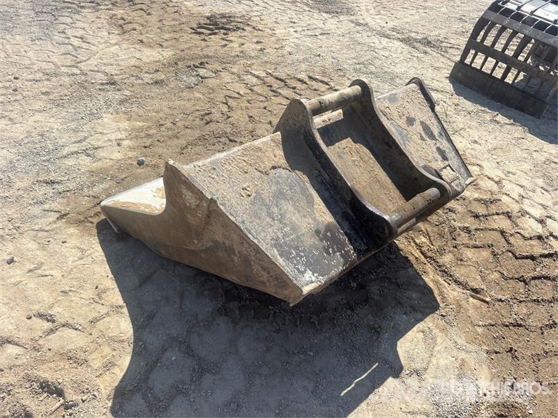 Rototilt R3 44 in Q/C Cleanup Excavator Bucket Kanalak