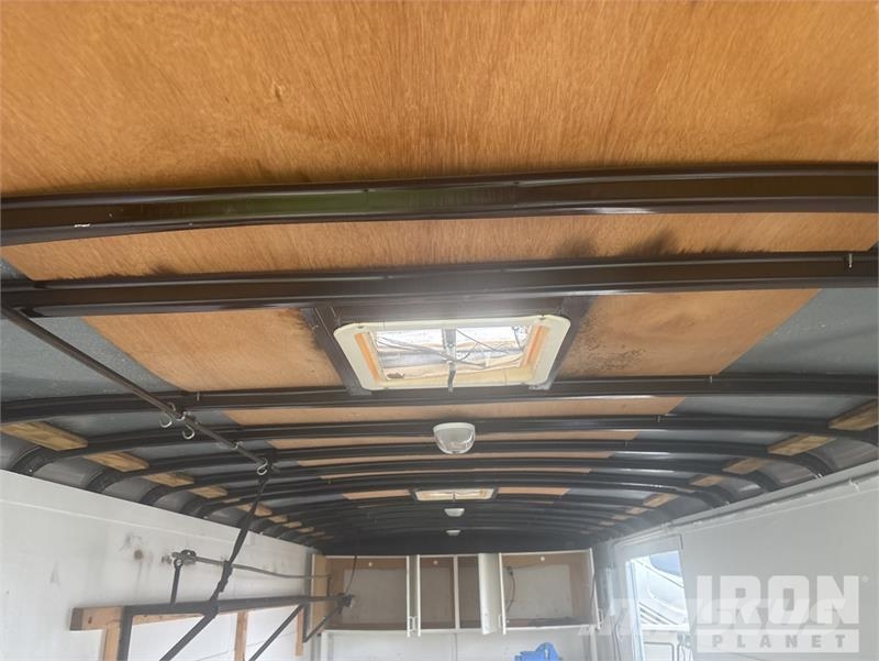 Royal Cargo RCT 8.5x24TA2 T/A 1 Car Enclosed Car Carrier Návěsy na přepravu automobilů