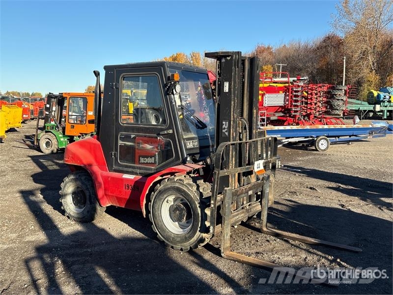 Royal T25EG-4 2500 kg 4x4 Rough Terrain Forklift شاحنات الطرق الوعرة
