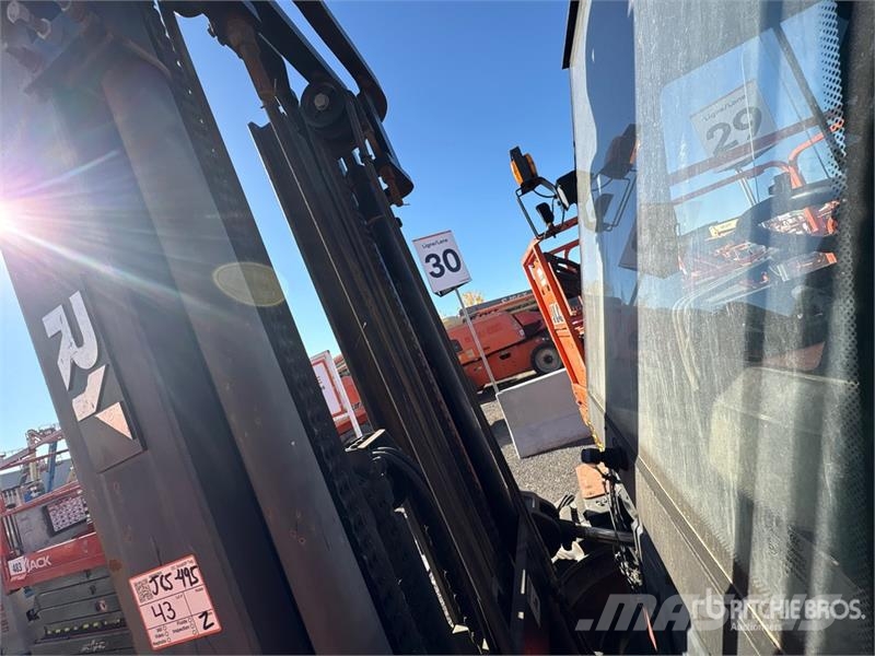 Royal T35Y 7716 lb 4x4 Rough Terrain Forklift (Inoperabl 험지용 트럭