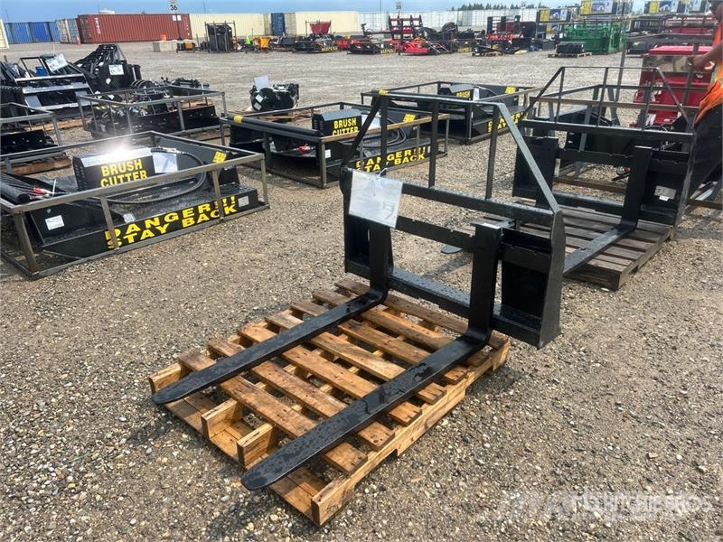  SAII100 48 in Skid Steer Forks (Unused) Gabeln