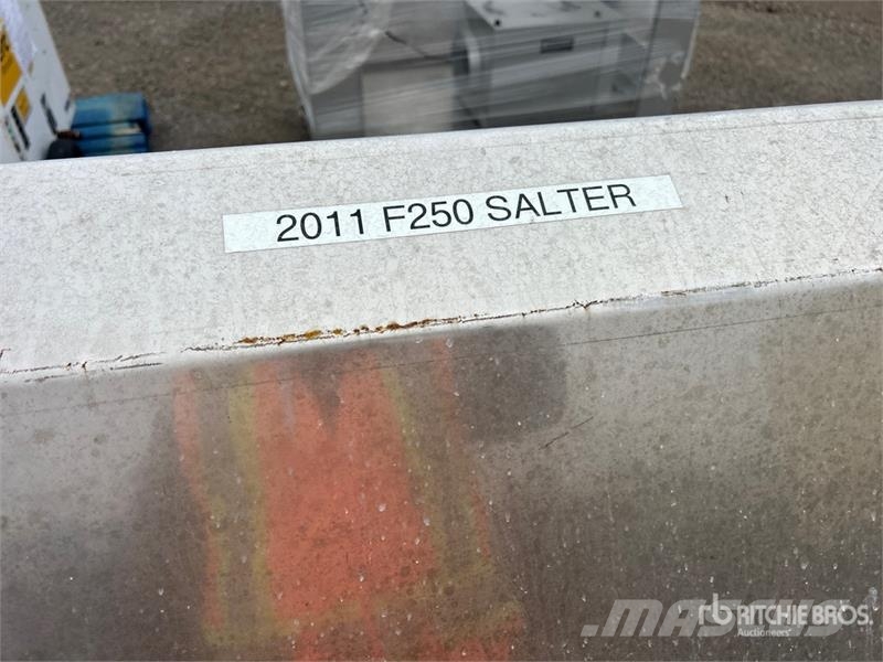 Salt Spreader Розсіювачі солі та піску