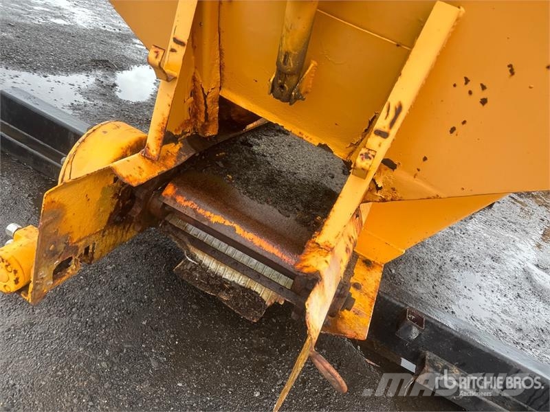  Salt Spreader Hiekan- ja suolanlevittimet