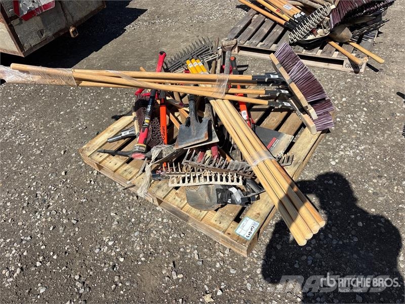  Shovels, rakes, brooms, pitchfork, sledgehammer, p Drugi deli