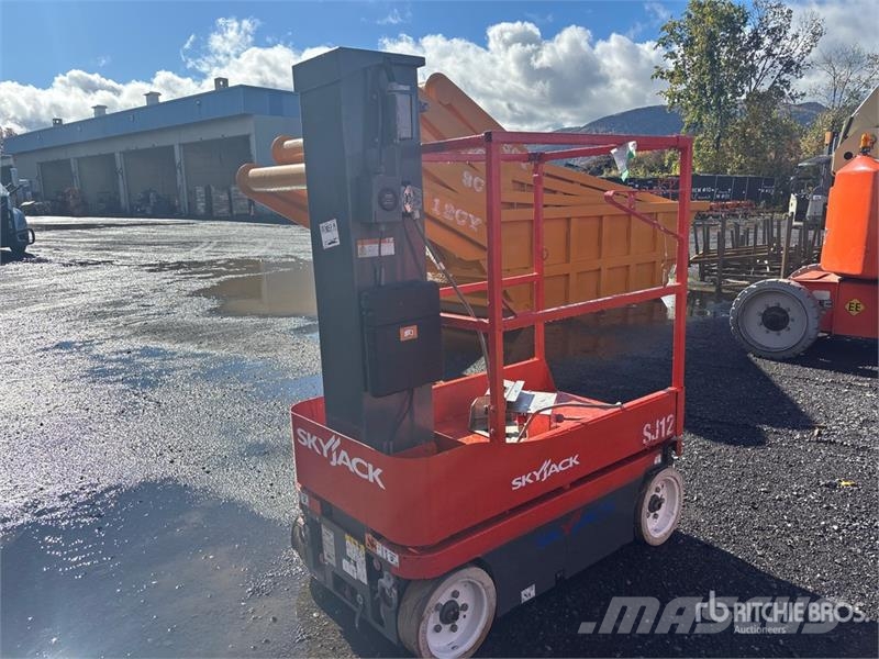 SkyJack SJ12 Vertical Mast Lift Vertikalna dvigala