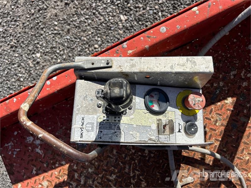 SkyJack SJ12 Vertical Mast Lift Vertikalne radne podizne platforme