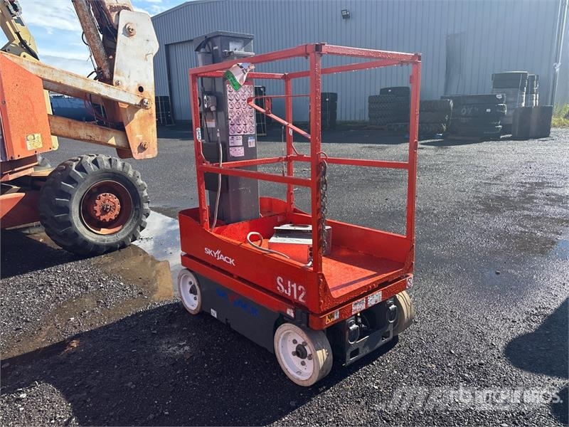 SkyJack SJ12 Vertical Mast Lift Vertikalna dvigala
