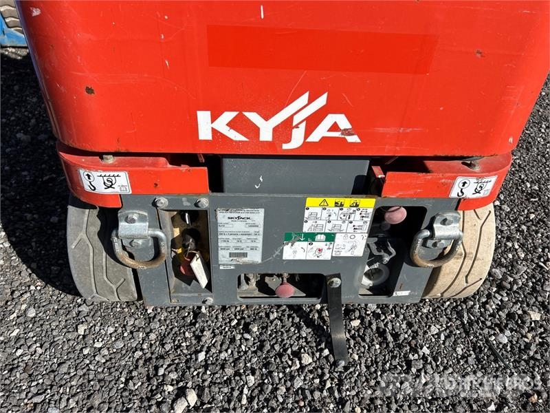 SkyJack SJ12 Vertical Mast Lift Vertikalne radne podizne platforme