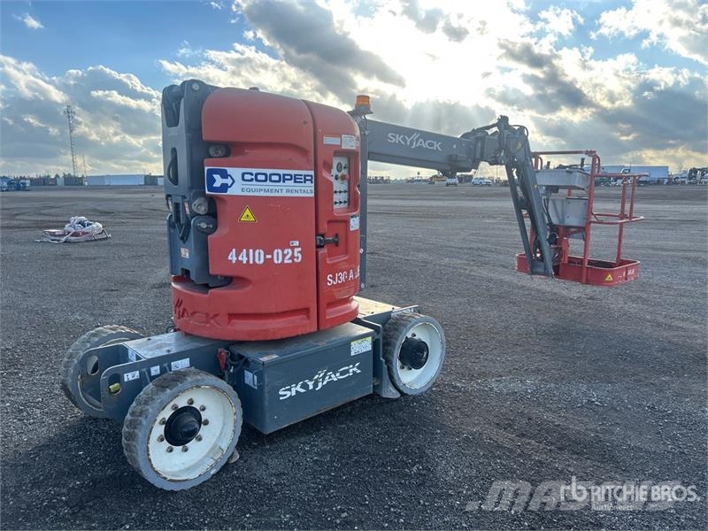 SkyJack SJ30AJ ARJE 2WD Electric Articulating Boom Lift Kloubové plošiny