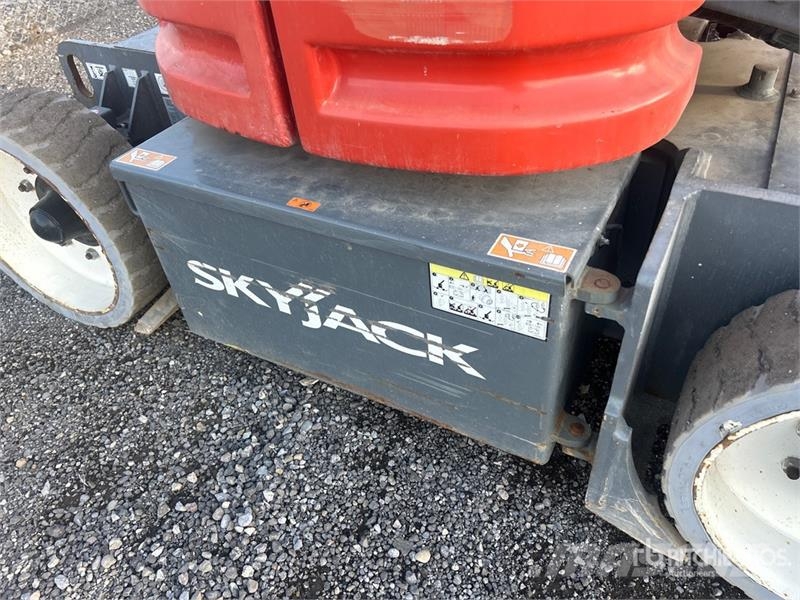 SkyJack SJ30AJ ARJE 2WD Electric Articulating Boom Lift Kloubové plošiny