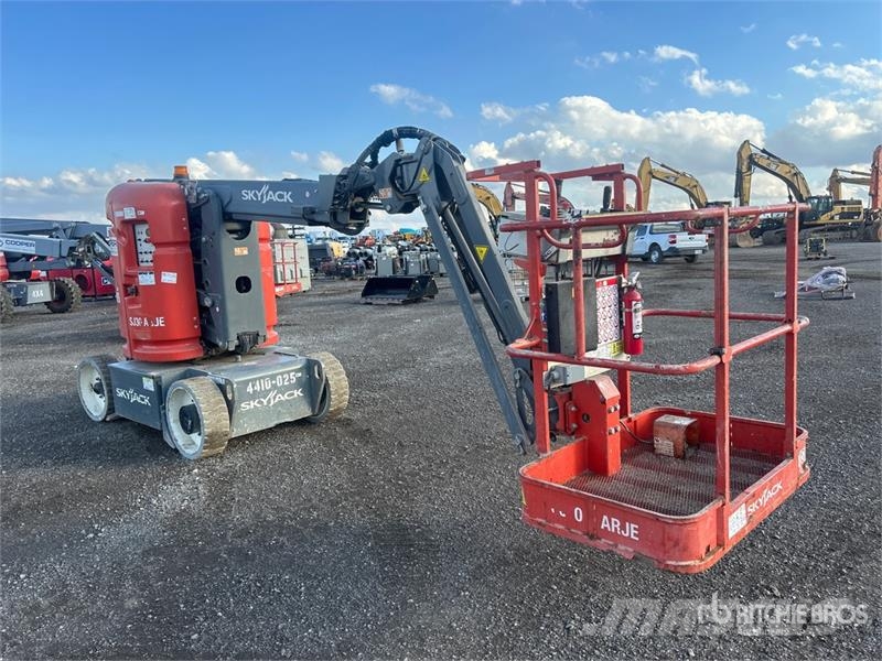 SkyJack SJ30AJ ARJE 2WD Electric Articulating Boom Lift Kloubové plošiny