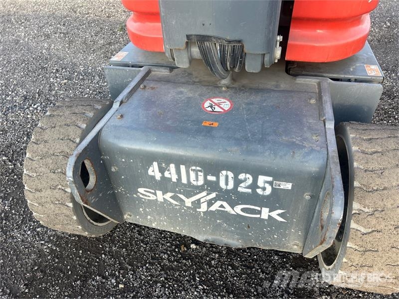 SkyJack SJ30AJ ARJE 2WD Electric Articulating Boom Lift Kloubové plošiny
