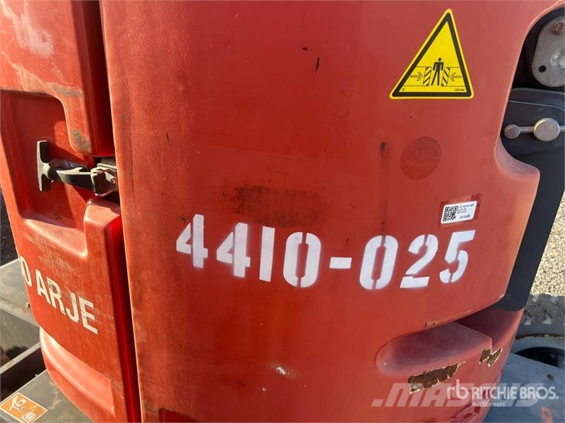 SkyJack SJ30AJ ARJE 2WD Electric Articulating Boom Lift Kloubové plošiny
