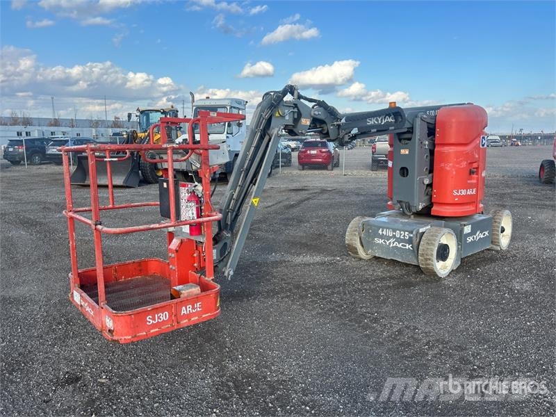 SkyJack SJ30AJ ARJE 2WD Electric Articulating Boom Lift Kloubové plošiny
