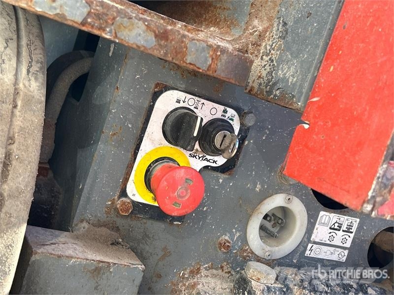 SkyJack SJ3220 Šķerveida pacēlāji