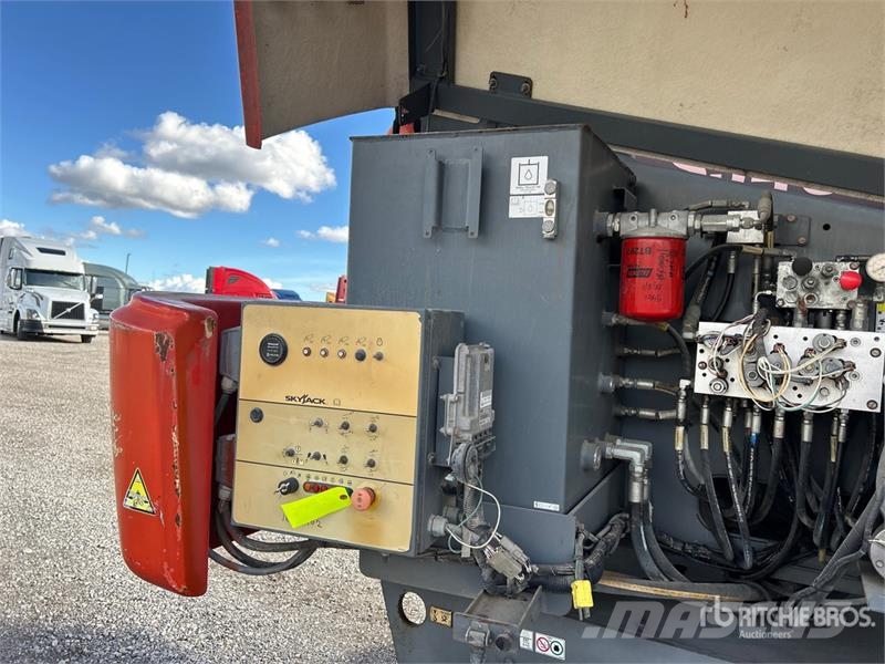 SkyJack SJ45T Telescopic Boom Lift رافعات سلة تلسكوبية