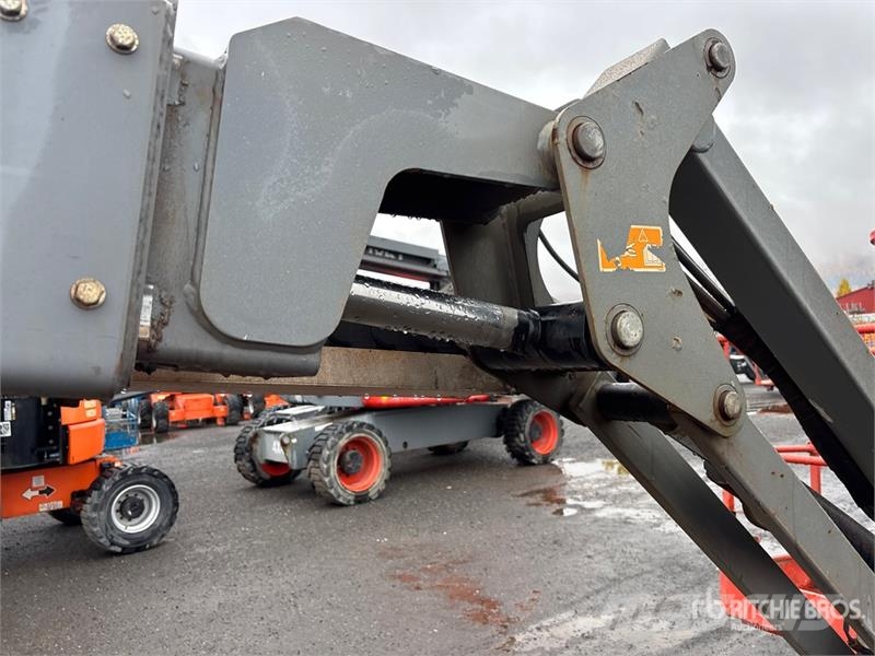 SkyJack SJ63AJ 4WD Dual Fuel Articulating Boom Lift رافعات سلة مفصلية