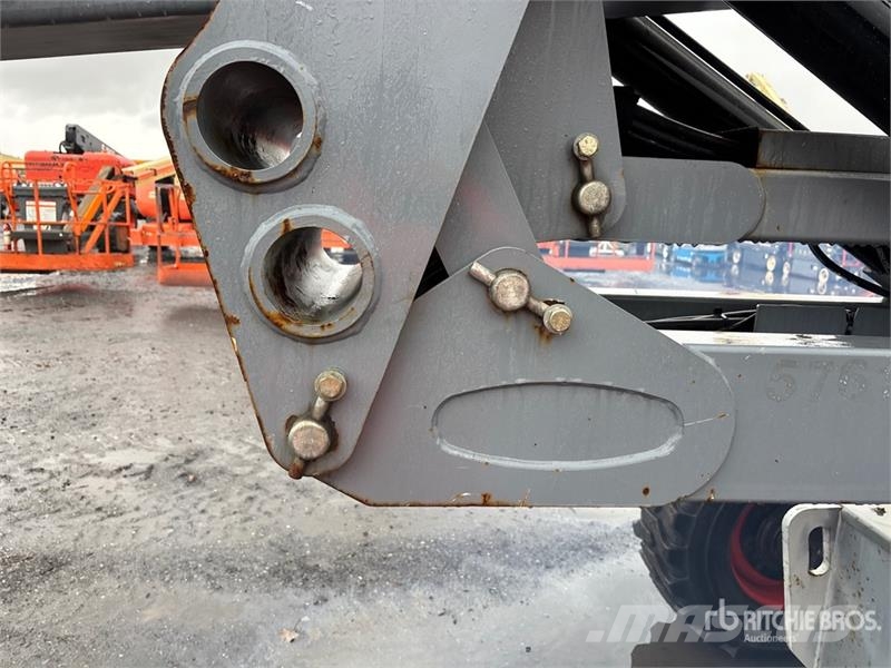 SkyJack SJ63AJ 4WD Dual Fuel Articulating Boom Lift Strēles pacēlāji