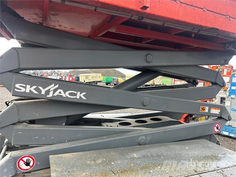 SkyJack SJ6826 RT رافعات مقصية الشكل