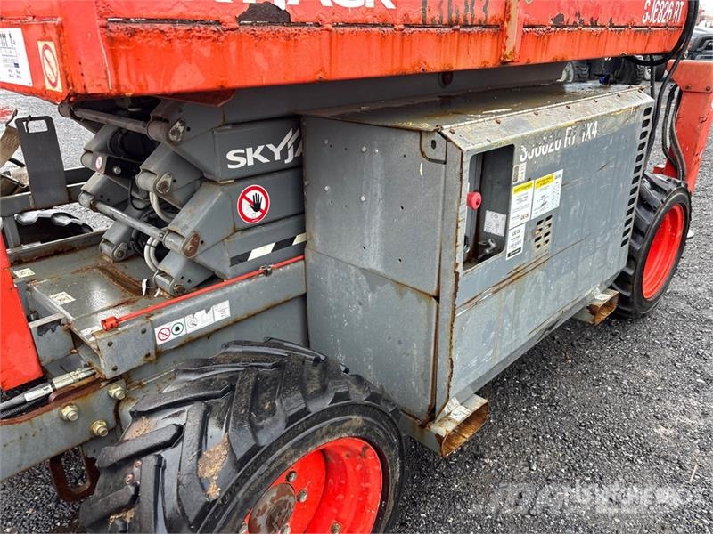 SkyJack SJ6826 RT Šķerveida pacēlāji