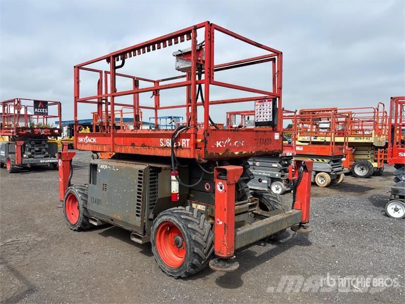 SkyJack SJ6826 RT Scissor lifts