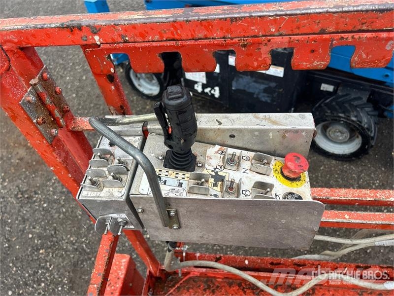 SkyJack SJ6826 RT رافعات مقصية الشكل