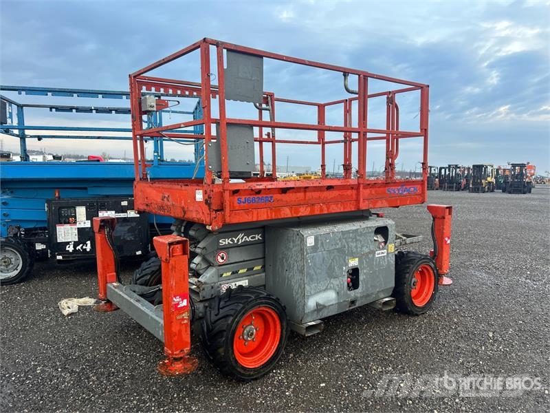 SkyJack SJ6826 RT رافعات مقصية الشكل