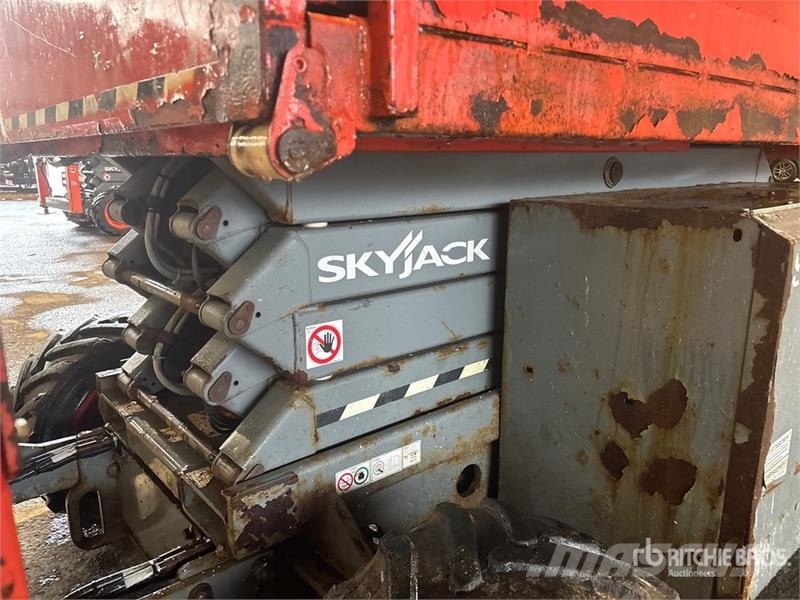 SkyJack SJ6826 RT Šķerveida pacēlāji