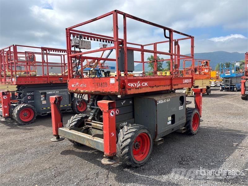SkyJack SJ6826 RT Scissor lifts