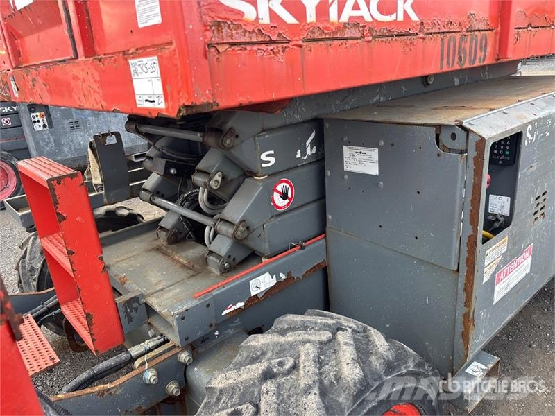 SkyJack SJ6826 RT Šķerveida pacēlāji