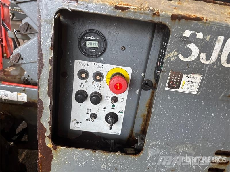 SkyJack SJ6826 RT Šķerveida pacēlāji
