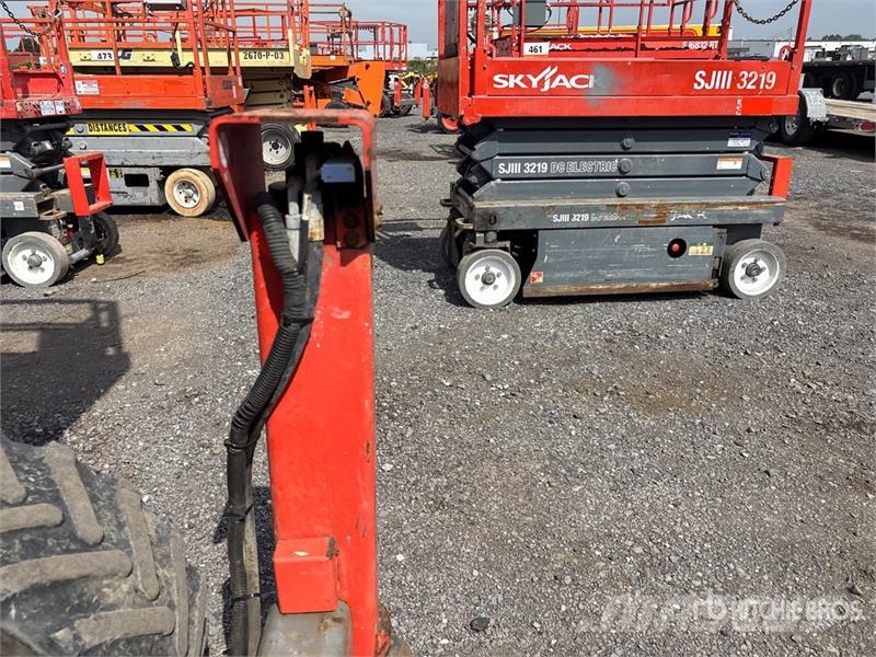 SkyJack SJ6826 RT Scissor lifts