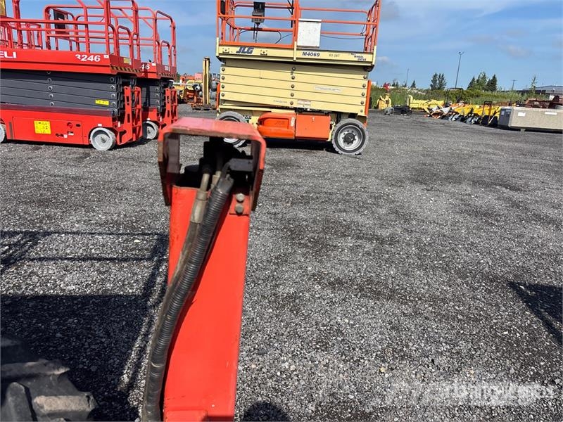 SkyJack SJ6826 RT Scissor lifts