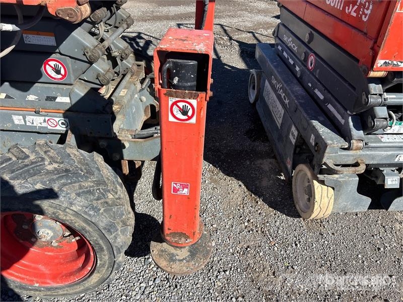 SkyJack SJ6826 RT Šķerveida pacēlāji