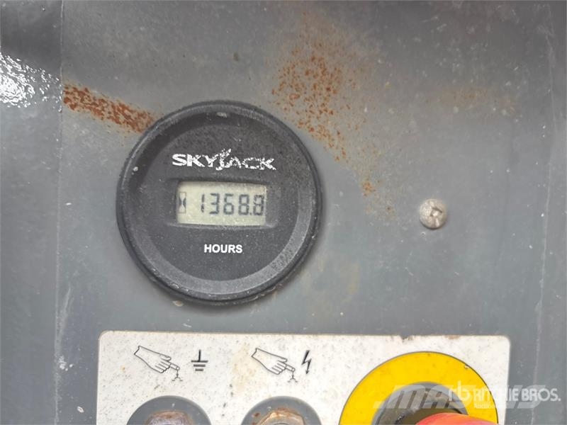 SkyJack SJ6826 RT Saxliftar