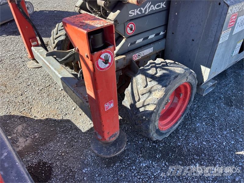 SkyJack SJ6826 RT Šķerveida pacēlāji