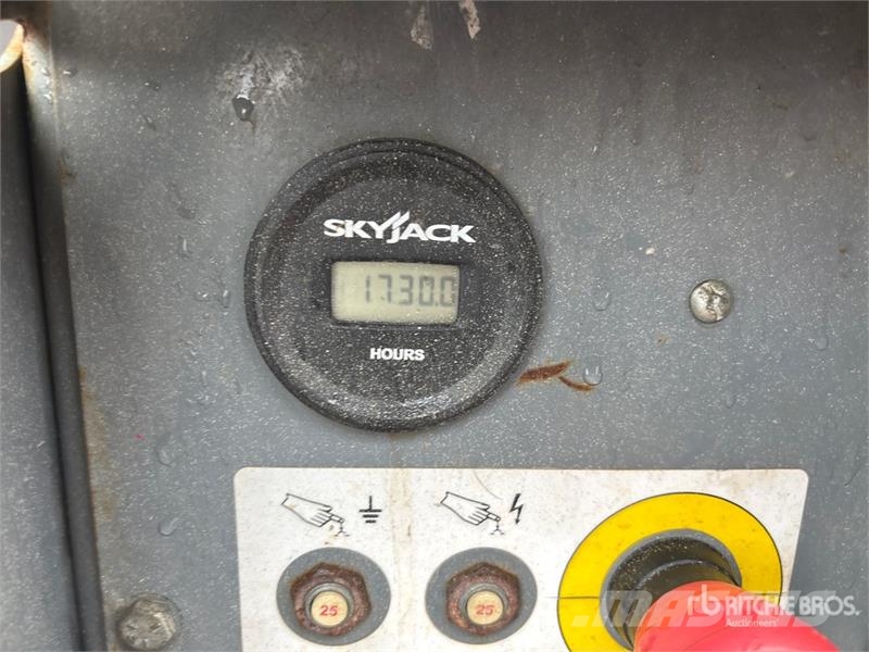 SkyJack SJ6826 RT Šķerveida pacēlāji
