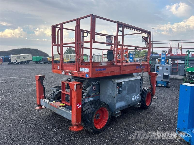 SkyJack SJ6826 RT رافعات مقصية الشكل