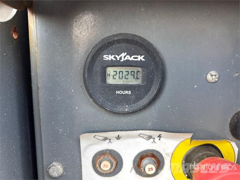 SkyJack SJ6826 RT Šķerveida pacēlāji