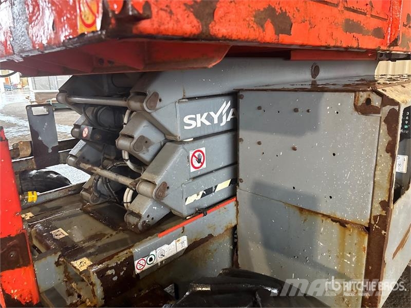 SkyJack SJ6826 RT Šķerveida pacēlāji