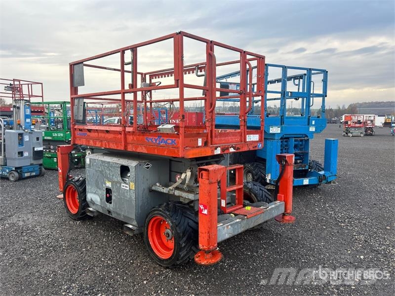 SkyJack SJ6826 RT رافعات مقصية الشكل