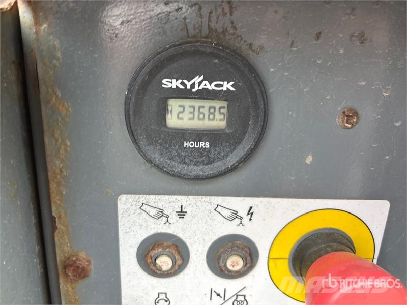 SkyJack SJ6826 RT Šķerveida pacēlāji
