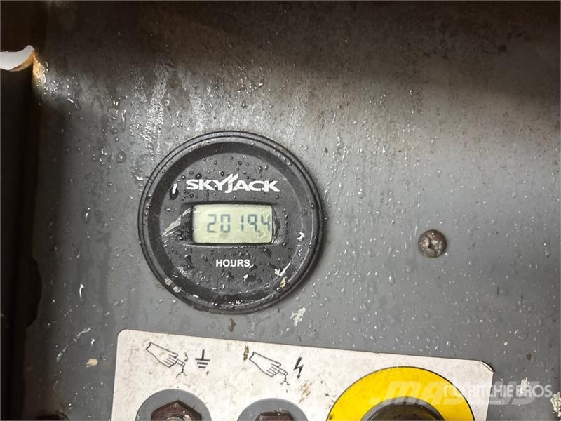 SkyJack SJ6826 RT Šķerveida pacēlāji