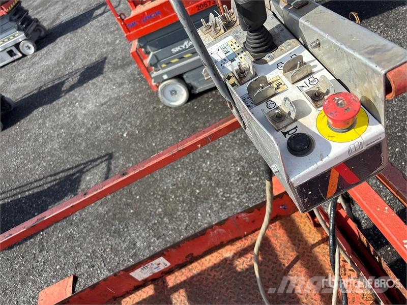 SkyJack SJ6826 RT Scissor lifts