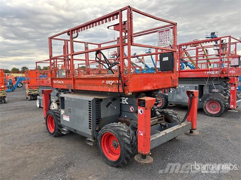 SkyJack SJ6826 RT Šķerveida pacēlāji