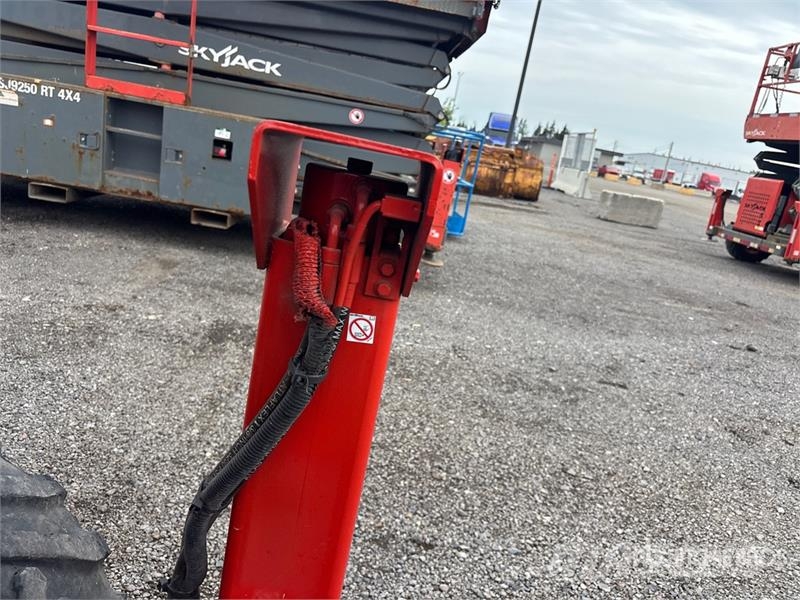 SkyJack SJ6826 RT Saxliftar