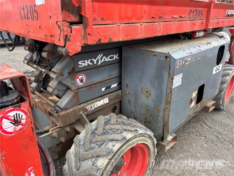 SkyJack SJ6826 RT Šķerveida pacēlāji