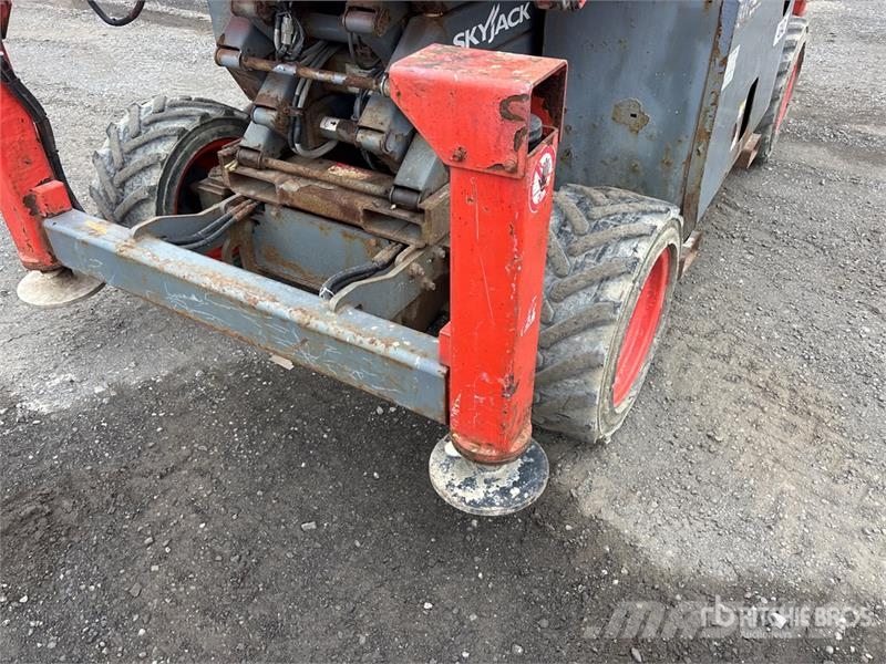 SkyJack SJ6826 RT Šķerveida pacēlāji
