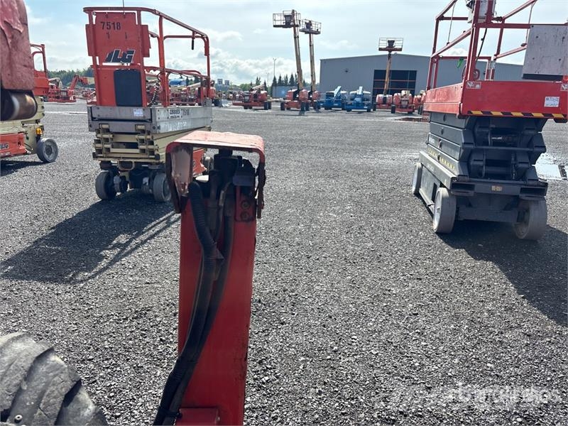 SkyJack SJ6826 RT Scissor lifts