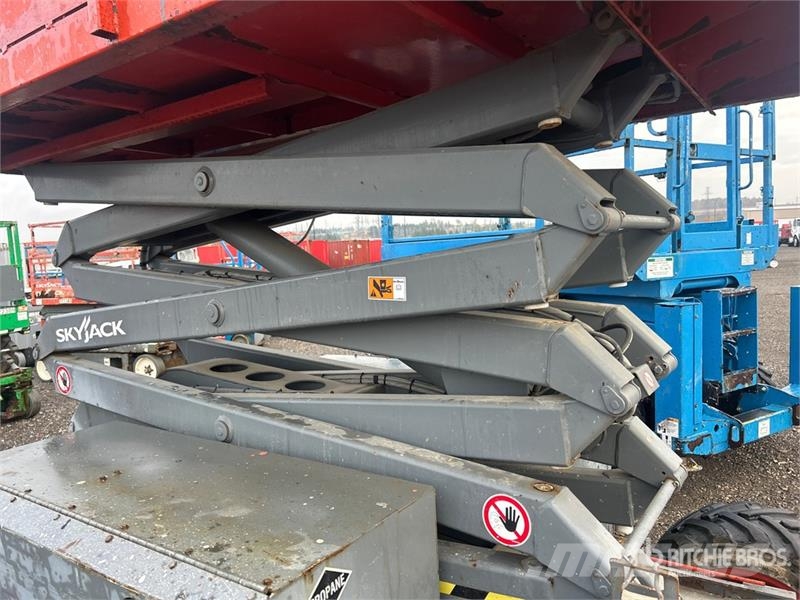 SkyJack SJ6826 RT رافعات مقصية الشكل